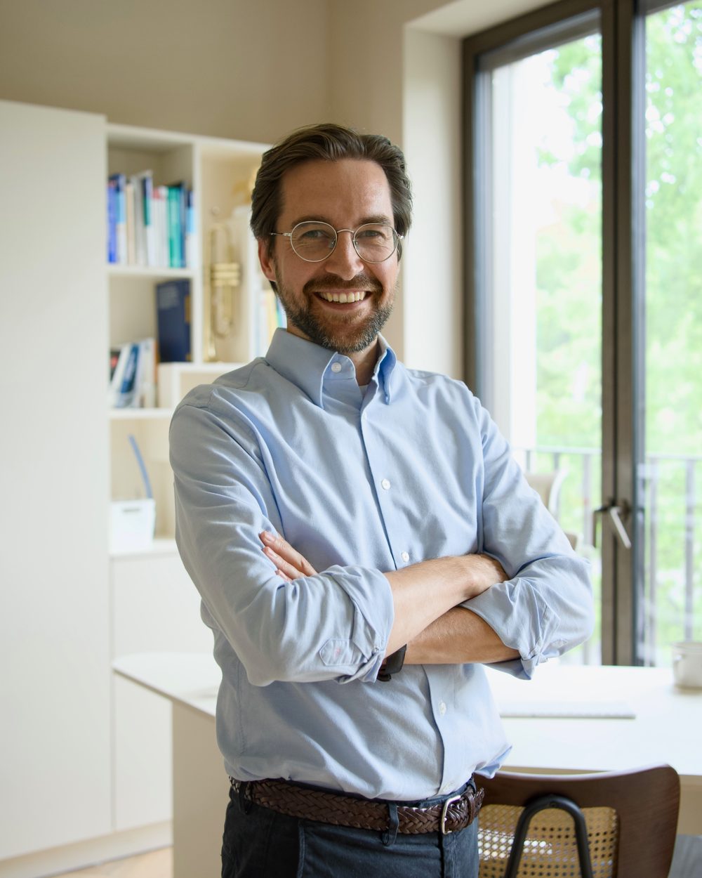 Dr. med. Toni Hänsel in seinem Sprechzimmer in Berlin-Zehlendorf