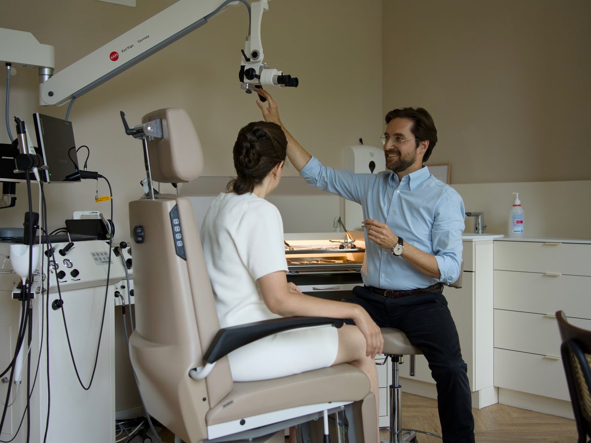 Sprechzimmer mit Diagnostikeinheit in der HNO Praxis Zehlendorf